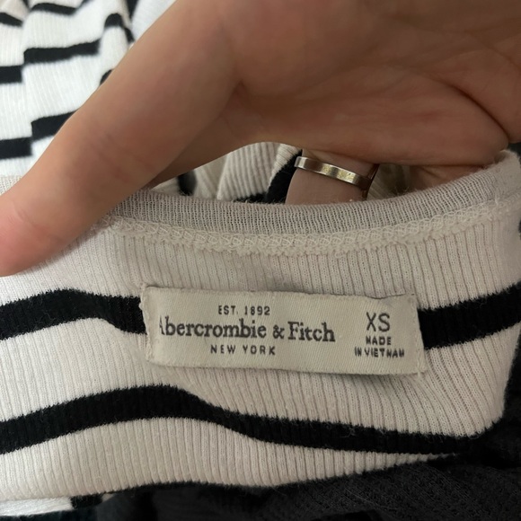 Abercrombie and Fitch Long Sleeve Crop Top - Picture 2 of 2